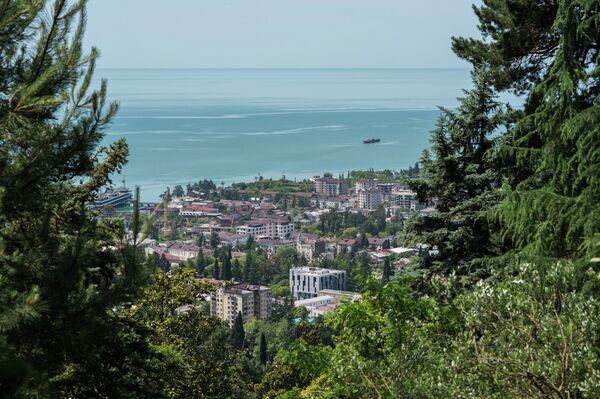 Вид из центра города на побережье. Архивное фото. - Sputnik Абхазия