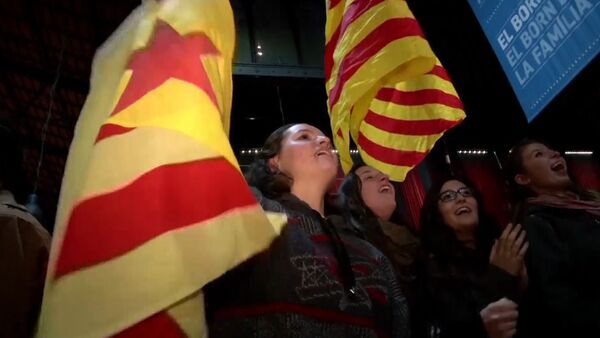 Каталонцы песнями и флагами приветствовали результаты опроса о независимости - Sputnik Абхазия