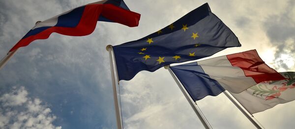 Флаги России, ЕС, Франции и герб Ниццы на набережной Ниццы - Sputnik Абхазия