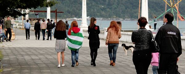 Молодежь на сухумской набережной. Молодежь на сухумской набережной. - Sputnik Абхазия