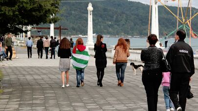 Молодежь на сухумской набережной.