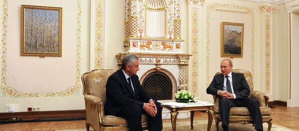Президент России Владимир Путин (справа) и президент Абхазии Рауль Хаджимба. Архивное фото. Президент России Владимир Путин (справа) и президент Абхазии Рауль Хаджимба. Архивное фото. - Sputnik Абхазия