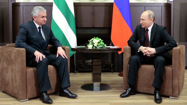 Хаджимба: договором с РФ о коллективных ВС Абхазия обезопасит себя - Sputnik Абхазия