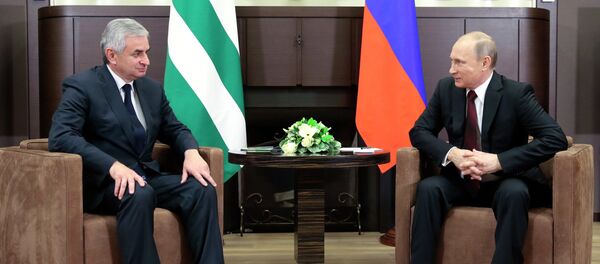 В.Путин встретился с Р.Хаджимба в Сочи В.Путин встретился с Р.Хаджимба в Сочи - Sputnik Абхазия