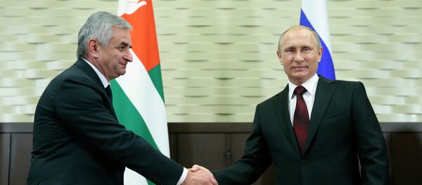В.Путин встретился с Р.Хаджимба в Сочи В.Путин встретился с Р.Хаджимба в Сочи - Sputnik Абхазия