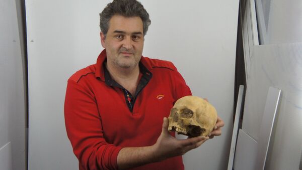 Антрополог  Давид Канделаки с находкой. - Sputnik Абхазия