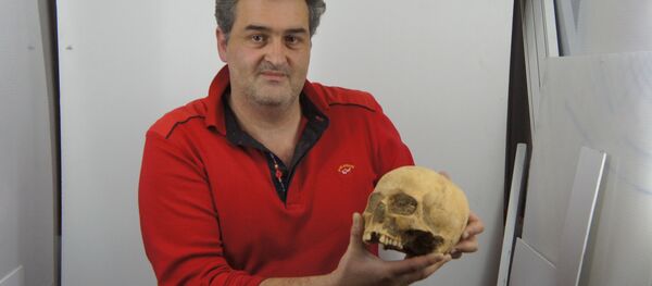 Антрополог  Давид Канделаки с находкой. Антрополог  Давид Канделаки с находкой. - Sputnik Абхазия