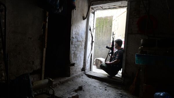 Ополченец в подвале жилого дома во время артиллерийского обстрела города украинской армией.Архивное фото. - Sputnik Абхазия