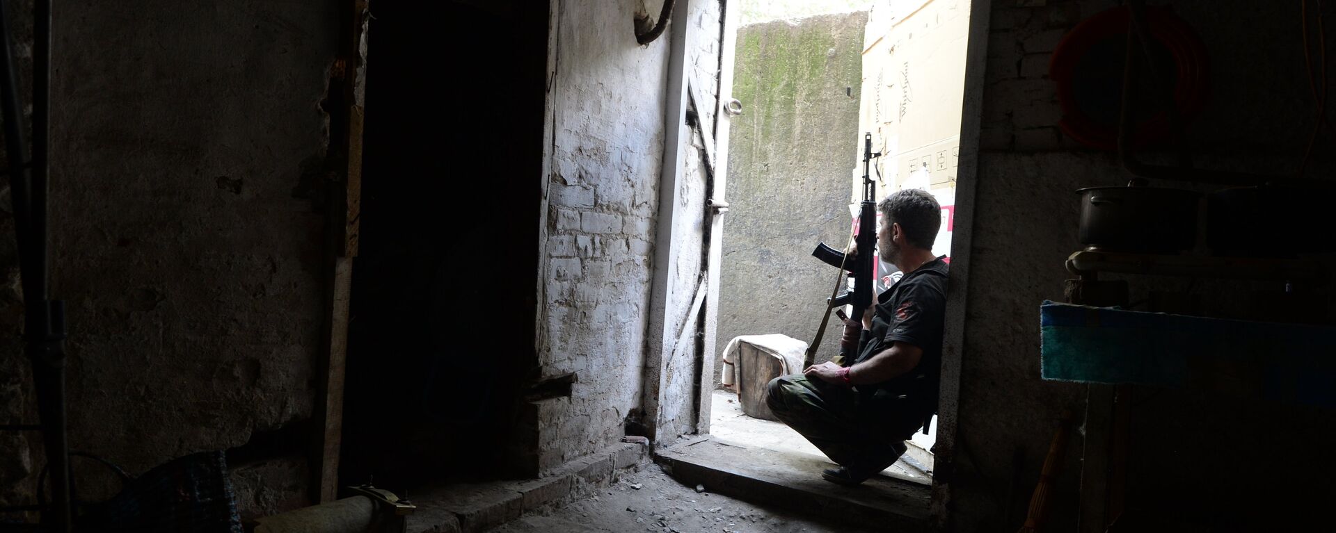 Ополченец в подвале жилого дома во время артиллерийского обстрела города украинской армией.Архивное фото. - Sputnik Абхазия, 1920, 12.11.2021