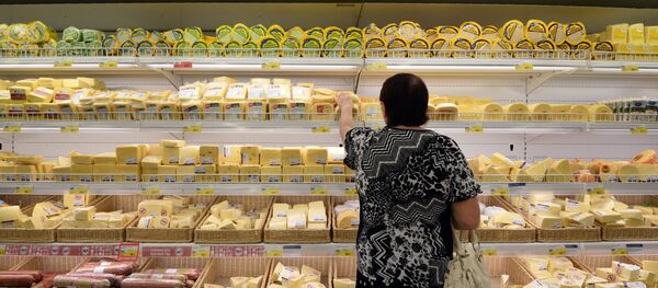 Женщина у прилавка с сырами. Архивное фото. Женщина у прилавка с сырами. Архивное фото. - Sputnik Абхазия