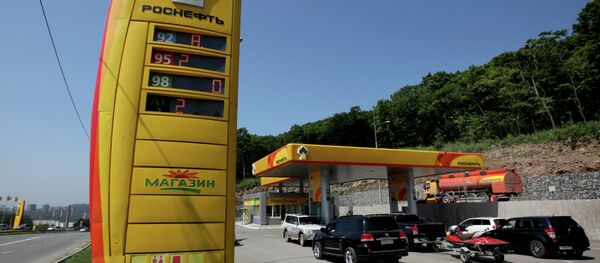 Работа автозаправочной станции компании Роснефть Работа автозаправочной станции компании Роснефть - Sputnik Абхазия