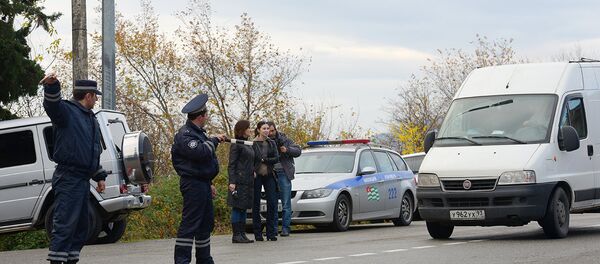 Сотрудники милиции на посту ГАИ в Верхней Эшере Сотрудники милиции на посту ГАИ в Верхней Эшере - Sputnik Абхазия