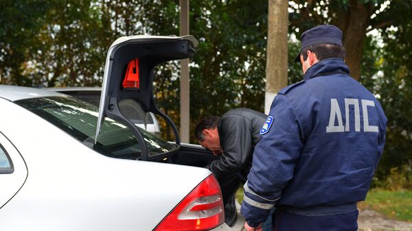 Сотрудники милиции на посту ГАИ в Верхней Эшере - Sputnik Абхазия