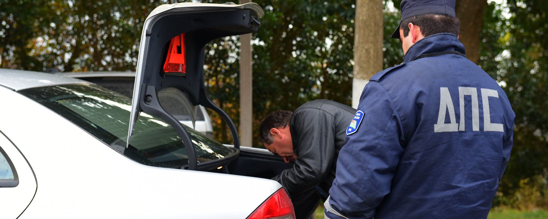 Сотрудники милиции на посту ГАИ в Верхней Эшере - Sputnik Абхазия, 1920, 28.01.2026