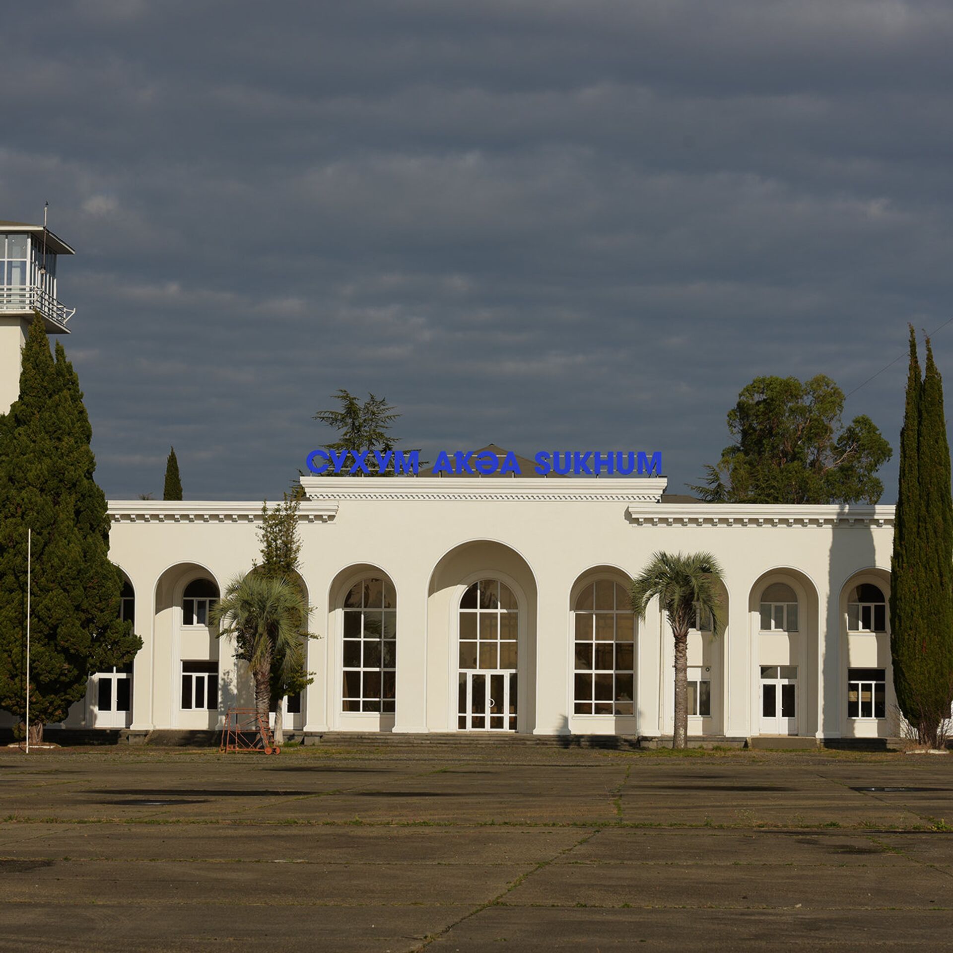 Сухуми телефоны. Аэропорт Бабушара Абхазия. Сухум аэродром Бабушара. Сухумский аэропорт Абхазии. Аэропорт Сухуми реконструируется.
