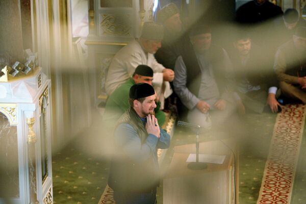 Глава Чеченской Республики Рамзан Кадыров (в центре на первом плане) выступает на встрече с имамами мечетей и студентами. Архивное фото. - Sputnik Абхазия
