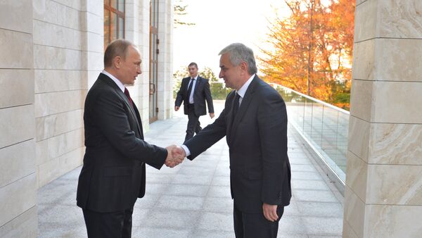 Архивное фото встречи президента России Владимира Путин и президента Абхазии Рауля Хаджимба - Sputnik Абхазия