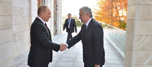Архивное фото встречи президента России Владимира Путин и президента Абхазии Рауля Хаджимба - Sputnik Абхазия