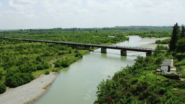 Мост на реке Ингур, соединяющий Грузию с Абхазией. Архивное фото. - Sputnik Абхазия