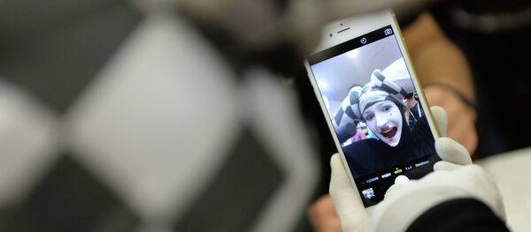 Покупатель знакомится с функциями новых смартфонов Apple iPhone 6 и iPhone 6 plus. Архивное фото. Покупатель знакомится с функциями новых смартфонов Apple iPhone 6 и iPhone 6 plus. Архивное фото. - Sputnik Абхазия