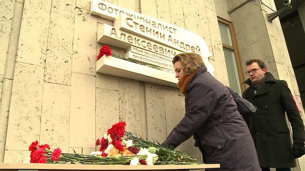 Коллеги и родные принесли цветы к мемориальной доске в память о Стенине - Sputnik Абхазия
