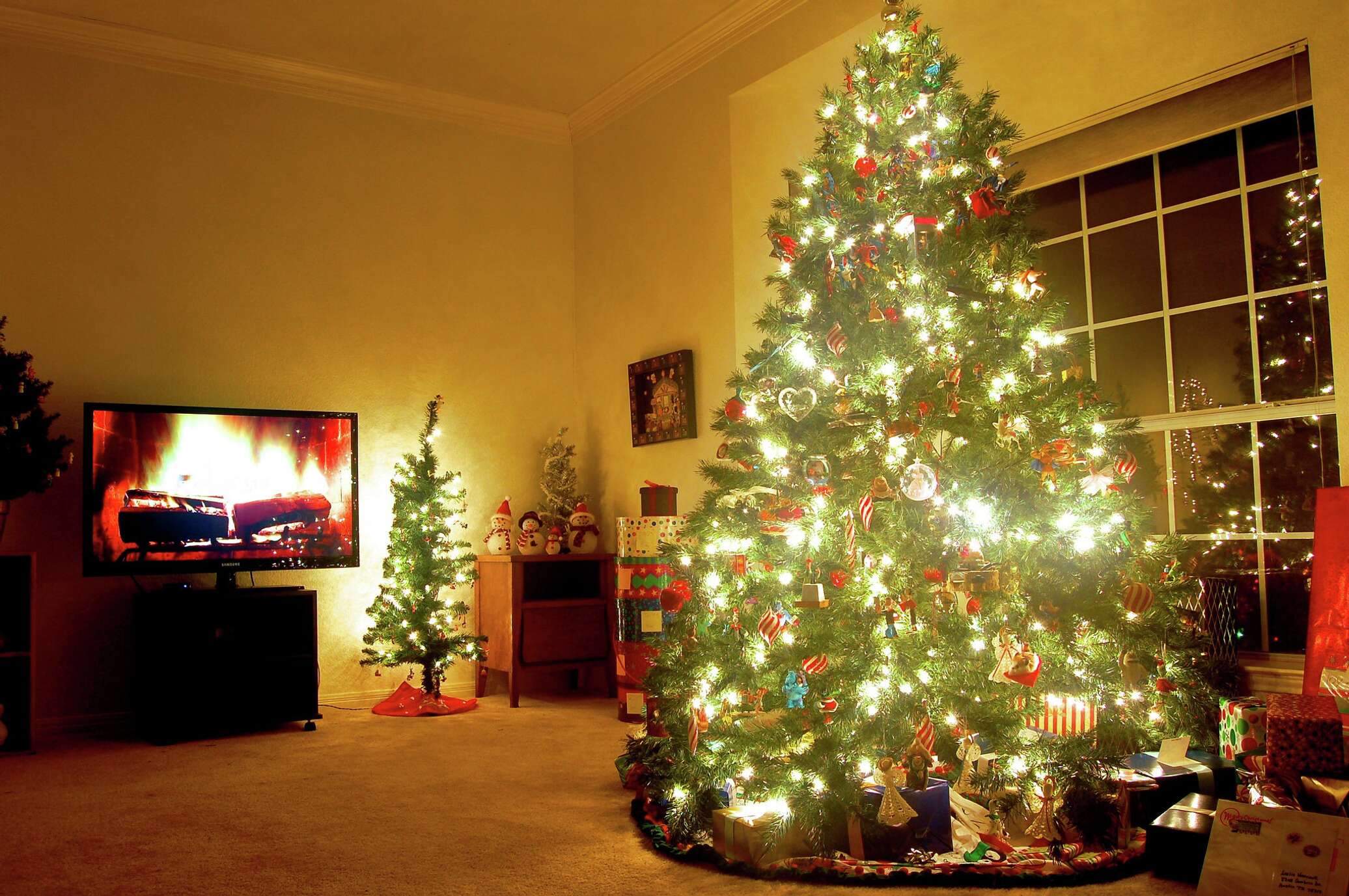 Новый год наряжают елку. Новый год в свиблово. Новогодние парные фото возле елки. Будет 13 к новому году. Рождественские украшения на елку.