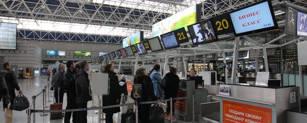 Пассажиры у стойки регистрации. Архивное фото. - Sputnik Абхазия