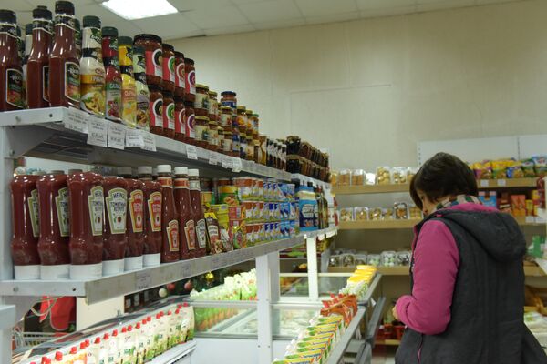 Покупатель в супермаркете - Sputnik Абхазия