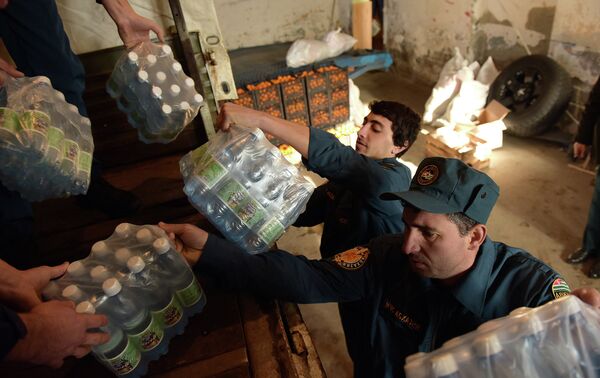 Отправка гуманитарной помощи в ДНР и ЛНР 25.12.2014 - Sputnik Абхазия