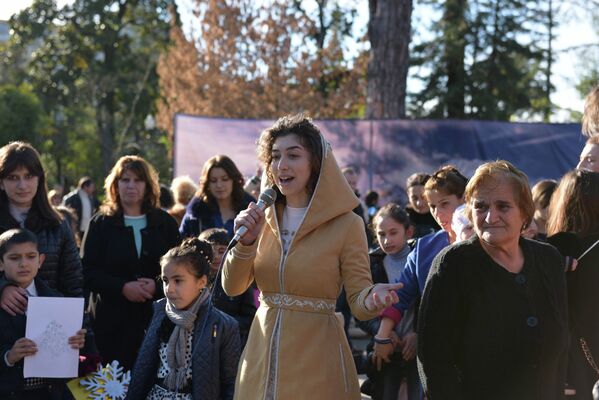 Самых маленьких жителей Абхазии поздравили Дед Мороз и Снегурочка - Sputnik Абхазия