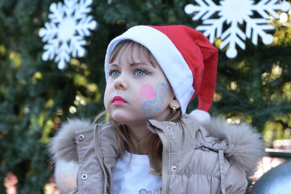 Самых маленьких жителей Абхазии поздравили Дед Мороз и Снегурочка - Sputnik Абхазия