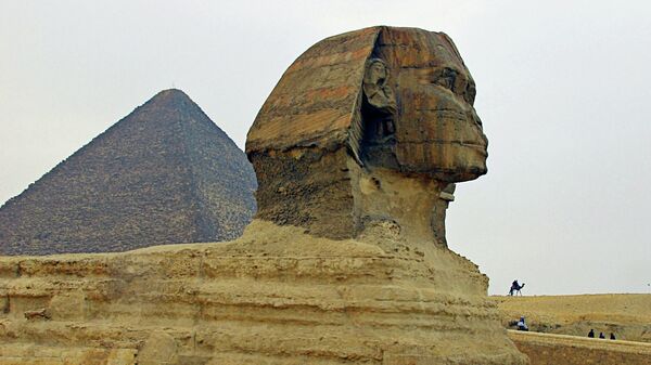 Сфинкс и пирамида Хеопса в Долине Гиза в Египте - Sputnik Аҧсны