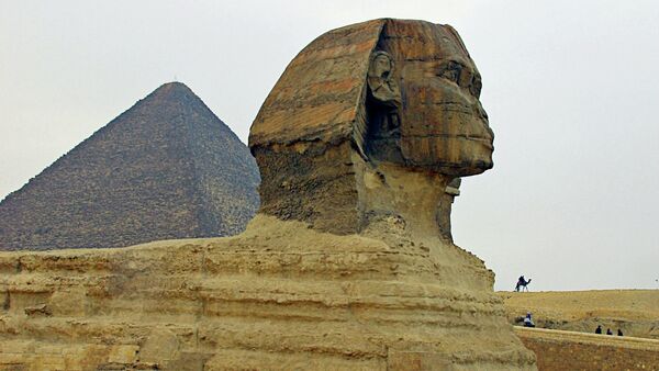 Сфинкс и пирамида Хеопса в Долине Гиза в Египте - Sputnik Абхазия