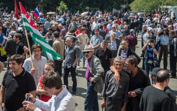 Сторонники оппозиции около здания администрации президента Абхазии. - Sputnik Абхазия
