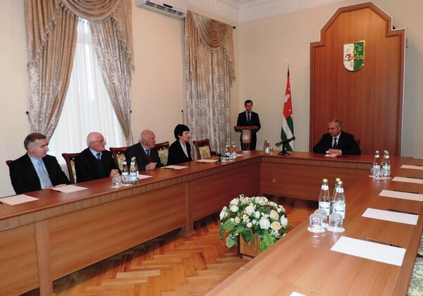 Президент вручил награды пятерым гражданам - Sputnik Абхазия