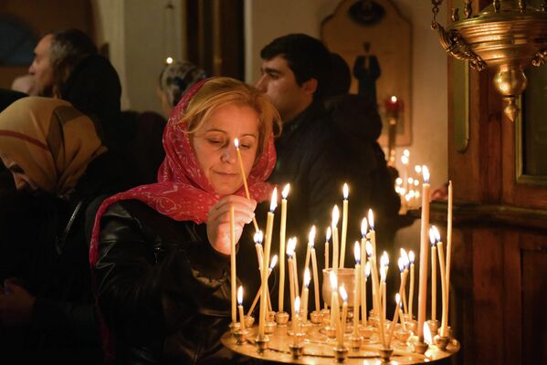 Рождественское богослужение в Сухумском кафедральном соборе Благовещения Пресвятой Богородицы - Sputnik Абхазия