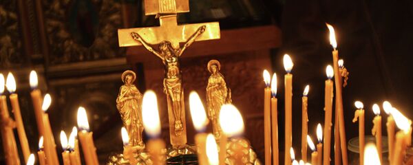 Распятие и свечи Распятие и свечи - Sputnik Абхазия
