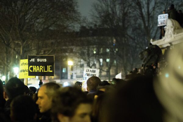 Митинг в знак протеста против бомбардировок написания Charlie Hebdo. - Sputnik Абхазия