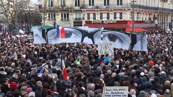 СПУТНИК_Парижане вышли на марш против терроризма с карикатурами Charlie Hebdo в руках - Sputnik Абхазия