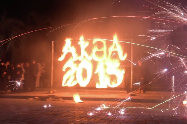 Праздничный новогодний концерт на площади у драмтеатра - Sputnik Абхазия