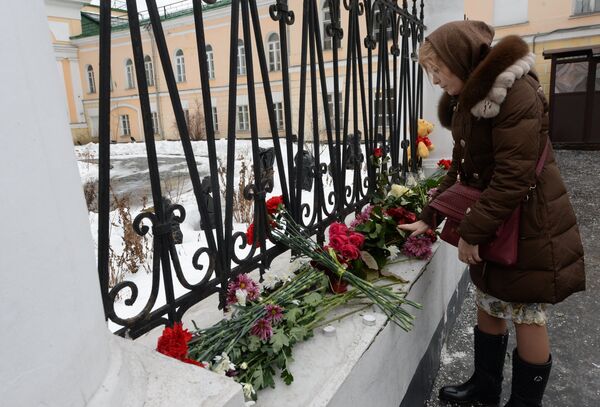 Цветы и свечи у посольства Армении в Москве в связи с трагедией в Гюмри - Sputnik Абхазия