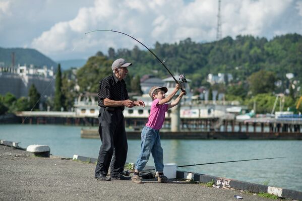 Занятие рыболовством передается из поколения в поколение  - Sputnik Абхазия