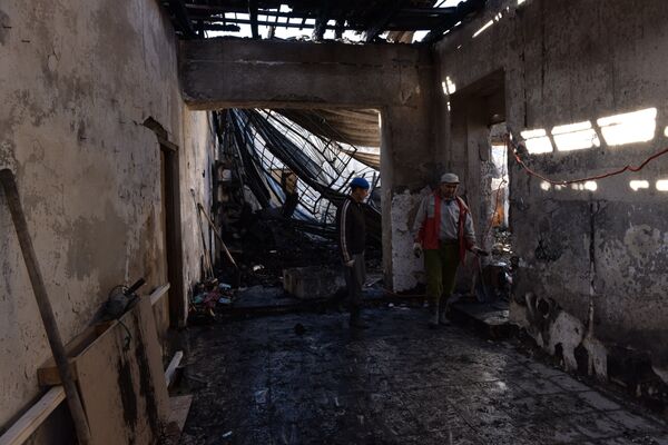 Последствия пожара на центральном рынке. Фото с места события. - Sputnik Абхазия