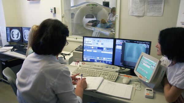 Врачи клинического онкологического диспансера проводят томографию на компьютерном томографе спирального мультисрезового типа. Архивное фото. - Sputnik Абхазия