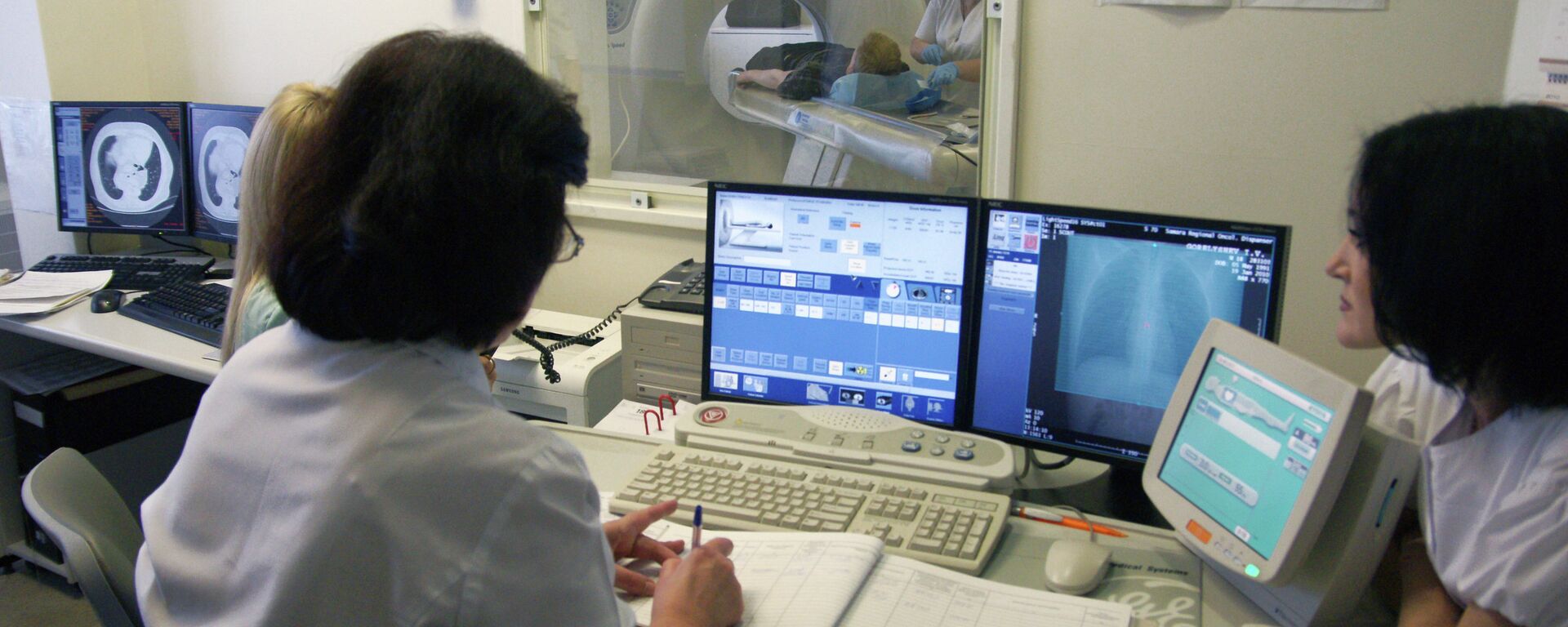 Врачи клинического онкологического диспансера проводят томографию на компьютерном томографе спирального мультисрезового типа. Архивное фото. Врачи клинического онкологического диспансера проводят томографию на компьютерном томографе спирального мультисрезового типа. Архивное фото. - Sputnik Абхазия, 1920, 23.03.2026