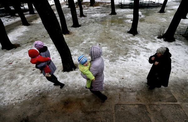 Жители Украины идут на обед в городе Святогорск, который был преобразован в жилье для эвакуированных. - Sputnik Абхазия
