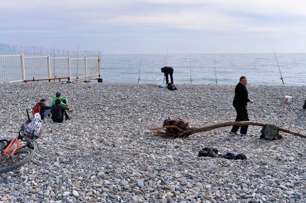 Дети наблюдают за рыбаками на пляже. Архивное фото. - Sputnik Абхазия