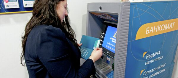 Женщина собирается совершить операцию по банковской карте. Архивное фото. Женщина собирается совершить операцию по банковской карте. Архивное фото. - Sputnik Абхазия