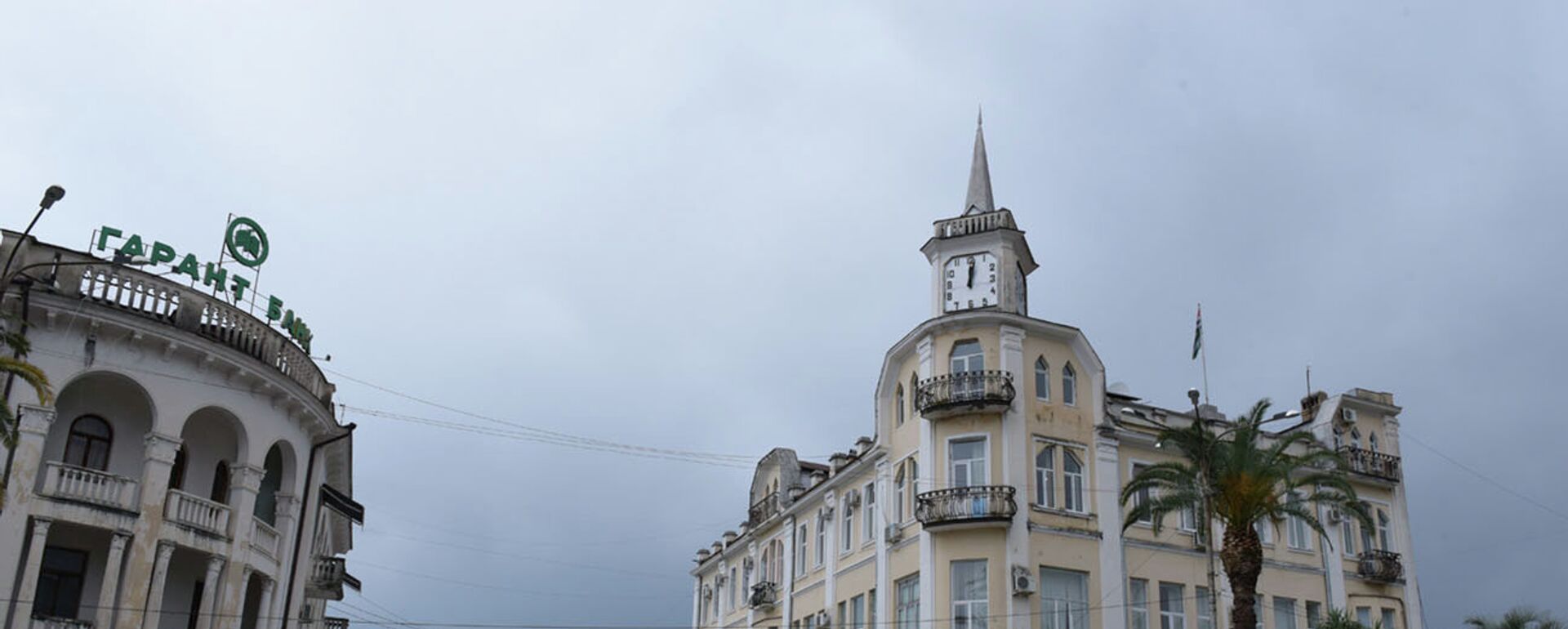 Укладка плитки перед администрацией г. Сухум. - Sputnik Абхазия, 1920, 23.12.2025