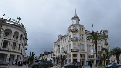 Укладка плитки перед администрацией г. Сухум.